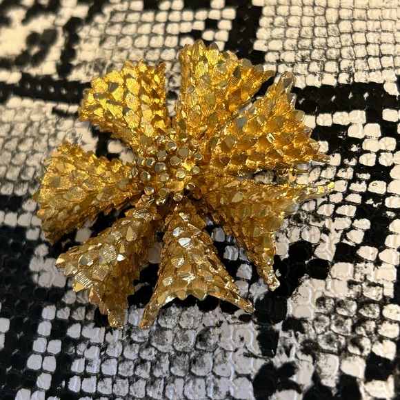 Signed BSK Metal Floral Burst Brooch - Picture 2 of 4